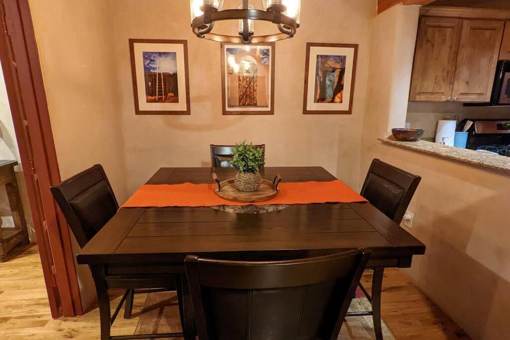 Magical Santa Fe Stay, Minutes From Town Square, Sleeps 4, Includes Free Parking And Outdoor Hot Tub! Luaran gambar