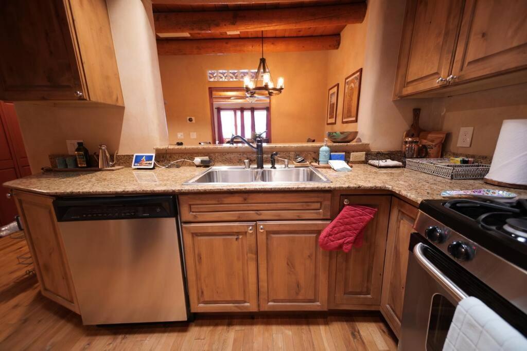 Magical Santa Fe Stay, Minutes From Town Square, Sleeps 4, Includes Free Parking And Outdoor Hot Tub! Luaran gambar