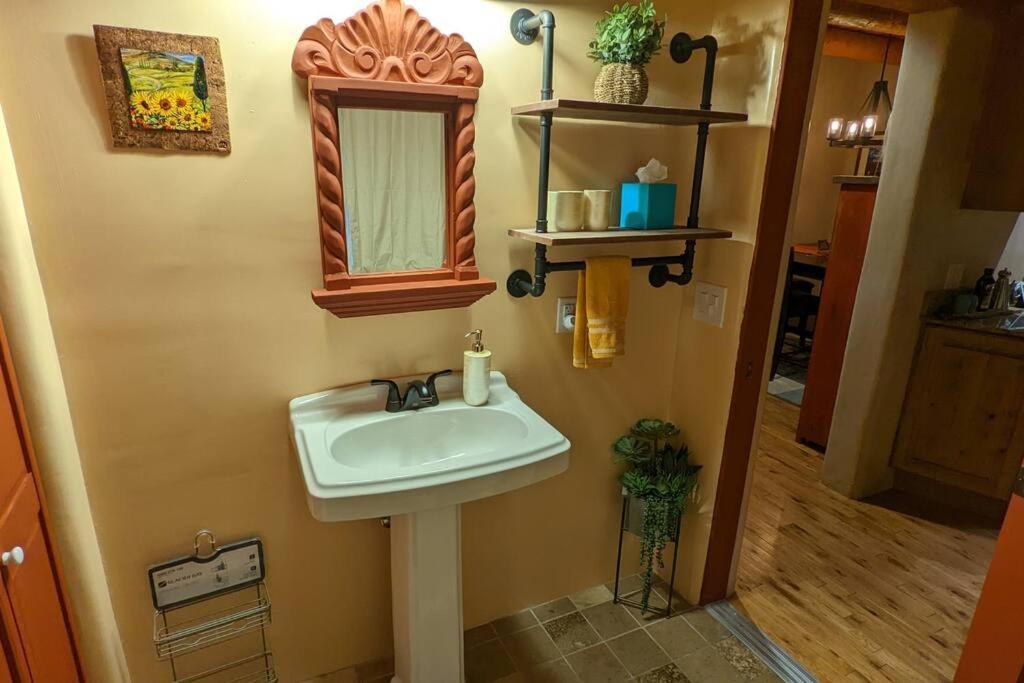 Magical Santa Fe Stay, Minutes From Town Square, Sleeps 4, Includes Free Parking And Outdoor Hot Tub! Luaran gambar