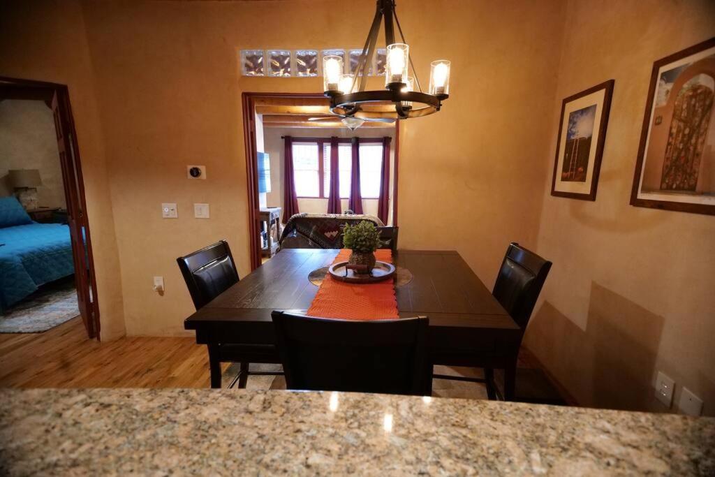 Magical Santa Fe Stay, Minutes From Town Square, Sleeps 4, Includes Free Parking And Outdoor Hot Tub! Luaran gambar