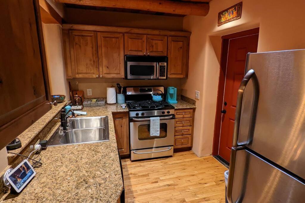 Magical Santa Fe Stay, Minutes From Town Square, Sleeps 4, Includes Free Parking And Outdoor Hot Tub! Luaran gambar